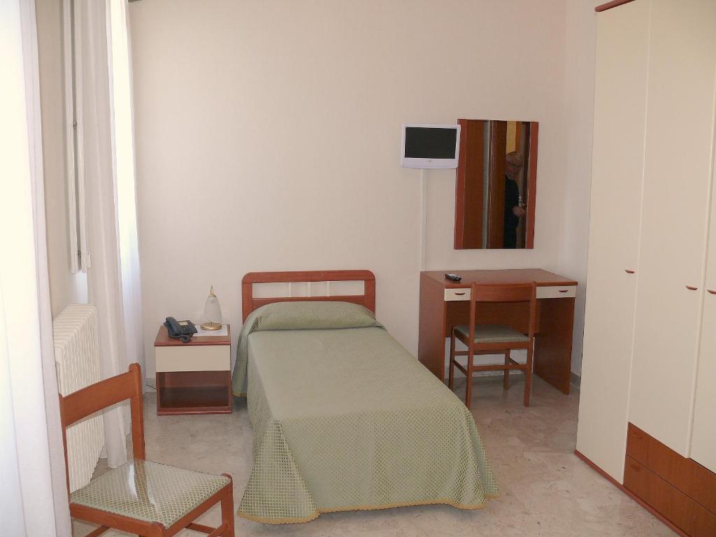Albergo Casa Del Pellegrino Monte SantʼAngelo Rum bild