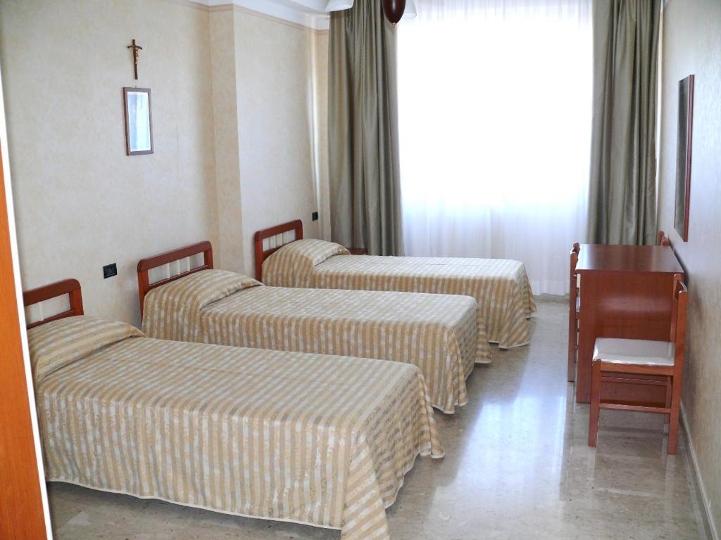 Albergo Casa Del Pellegrino Monte SantʼAngelo Rum bild