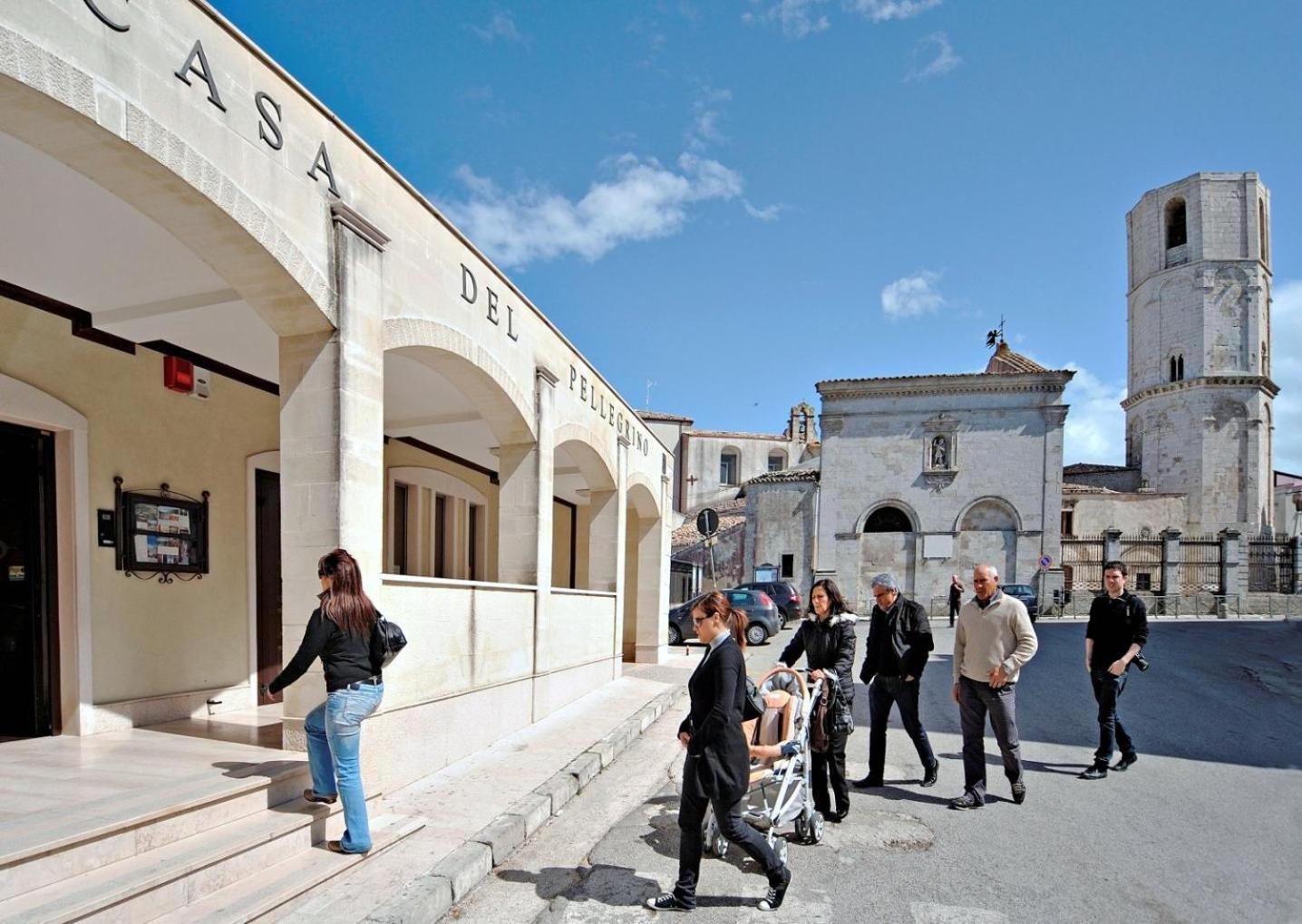 Albergo Casa Del Pellegrino Monte SantʼAngelo Exteriör bild