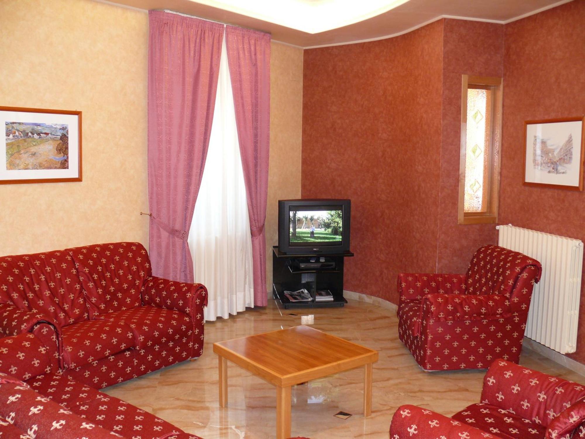 Albergo Casa Del Pellegrino Monte SantʼAngelo Exteriör bild